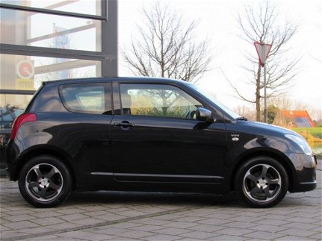 Suzuki Swift - 1.5 Exclusive All Black / Airco / LM Velgen + LM Velgen met Winter Banden / APK - 1