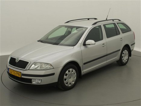 Skoda Octavia Combi - 1.6 Ambiente / airco / cruise / trekhaak / zilver-metallic - 1