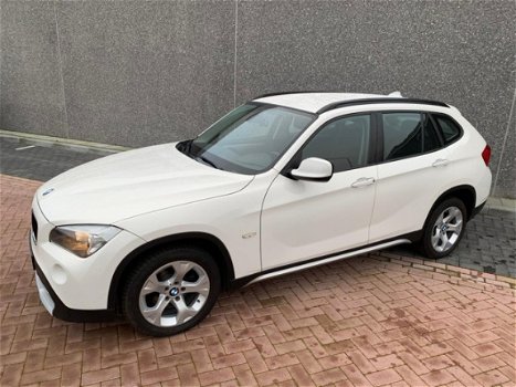 BMW X1 - SDrive18i Executive | 6 MND GARANTIE | APK BIJ AFLEVERING | AFLEVERBEURT | NIEUWSTAAT - 1