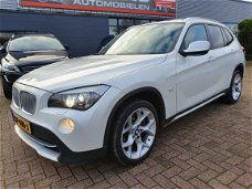 BMW X1 - xDrive23d Executive BOM VOl Vol leer zwart/sportstoelen/panoramadak/xenon/navi-pro/HarmanK