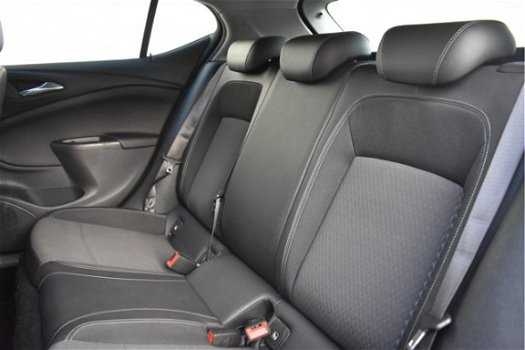 Opel Astra - 1.4 Turbo Innovation | Navigatie | Keyless-entry | Climate Control | Parkeersensoren | - 1