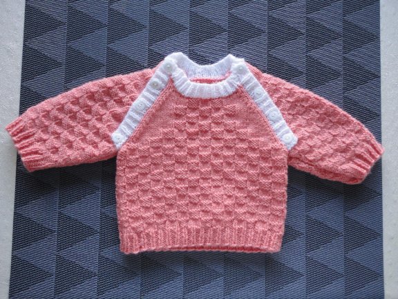 002 koraal baby truitje voor ca. maat 50-56 - nr. 1
