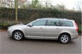 Volvo V70 - 2.0 D2 Classic Edition | CLIMA | NAVI | PDC | TREKHAAK - 1 - Thumbnail