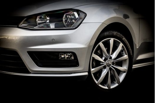 Volkswagen Golf - 1.6 TDi R-Line | Navigatie | Ergo Sportstoelen | Camera | Parkeersensoren | 17