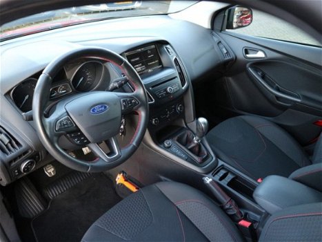 Ford Focus - 1.5 Red Edition 150pk met afneembare trekhaak navigatie privacy glass - 1