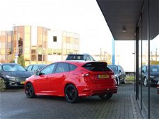 Ford Focus - 1.5 Red Edition 150pk met afneembare trekhaak navigatie privacy glass