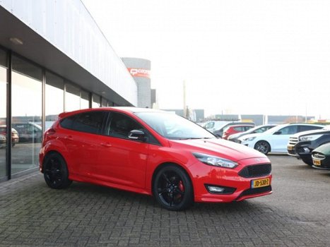 Ford Focus - 1.5 Red Edition 150pk met afneembare trekhaak navigatie privacy glass - 1