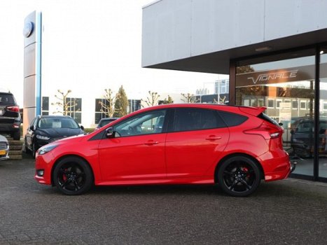 Ford Focus - 1.5 Red Edition 150pk met afneembare trekhaak navigatie privacy glass - 1