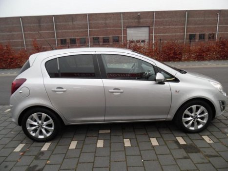 Opel Corsa - 1.2-16V Anniversary Edition hele mooie corsa 5 deurs, airco, cruise control stoelverwar - 1