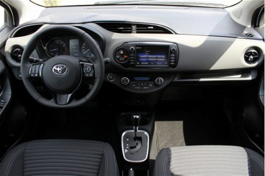 Toyota Yaris - 1.5 VVT-i Dynamic *AUTOMAAT / NAVIGATIE / BLUETOOTH - 1