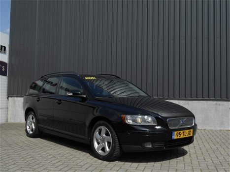 Volvo V50 - 2.4 D5 Automaat Edition II met Leer / Climate Control / Cruise Control / 16