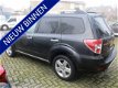 Subaru Forester - 2.0 XS Luxury dealer auto | opendak | xenon | trekhaak | 116.000 KM | 4WD - 1 - Thumbnail