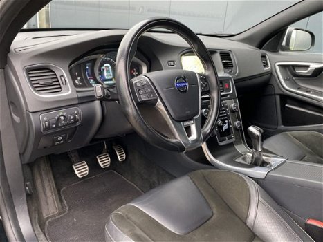 Volvo V60 - D4 180PK R-Design / Bluetooth / Cruise Control / Navigatie / Trekhaak / PDC achter - 1
