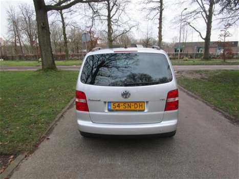 Volkswagen Touran - 1.6-16V FSI Business clima.navigatie.electr.ramen.deurvergrendel.lm.wielen - 1
