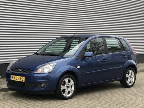 Ford Fiesta - 1.4-16V Futura XL | 45.000 Kmstand | Automatische airco | Parkeersensoren | Lichtmetal - 1