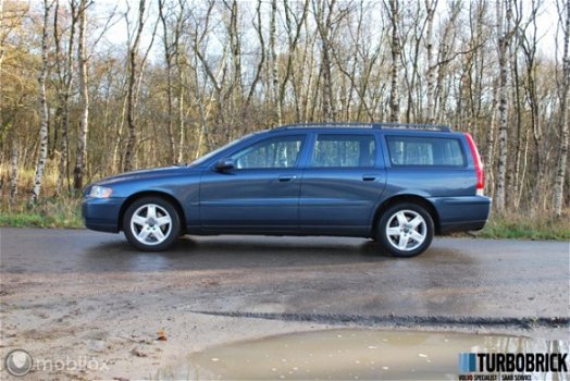 Volvo V70 - 2.4D Edition II | GEEN ROET-TAX | ECC | Cruise | Leder | Trekhaak - 1