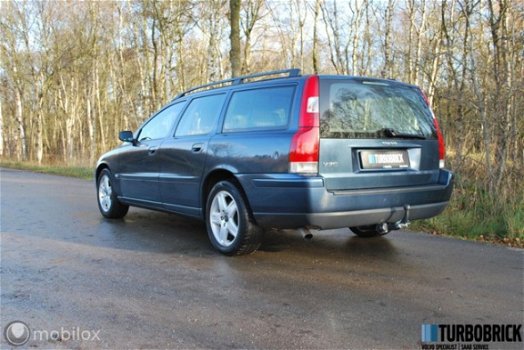 Volvo V70 - 2.4D Edition II | GEEN ROET-TAX | ECC | Cruise | Leder | Trekhaak - 1