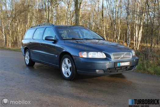 Volvo V70 - 2.4D Edition II | GEEN ROET-TAX | ECC | Cruise | Leder | Trekhaak - 1