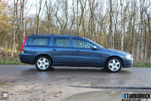 Volvo V70 - 2.4D Edition II | GEEN ROET-TAX | ECC | Cruise | Leder | Trekhaak - 1