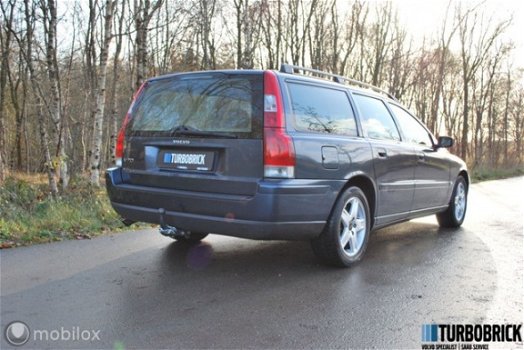 Volvo V70 - 2.4D Edition II | GEEN ROET-TAX | ECC | Cruise | Leder | Trekhaak - 1