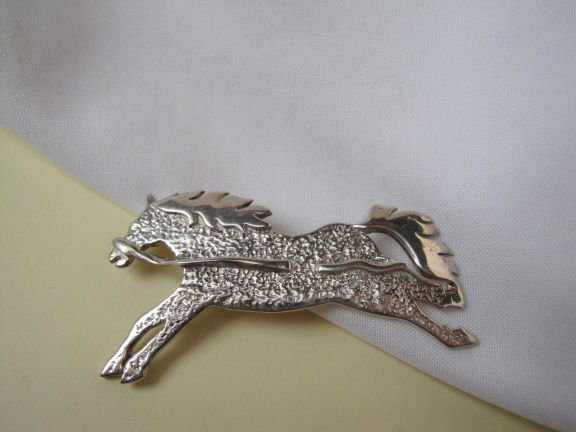 Zilveren broche Native paard 5.3x2.8 cm - nr. 1