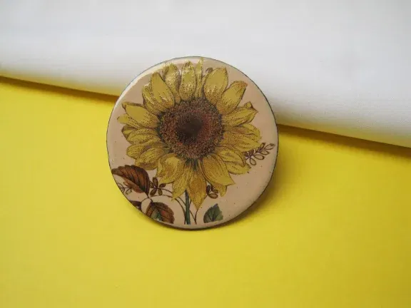 Broche koper met geel emaille zonnebloem afbeelding 4.5x4.5 cm. - nr. 1