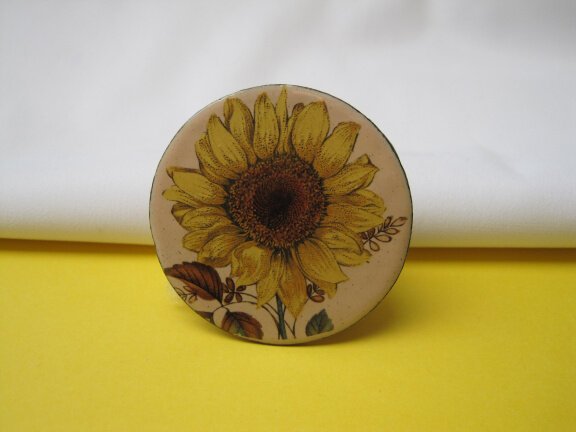 Broche koper met geel emaille zonnebloem afbeelding 4.5x4.5 cm. - Afbeelding 4