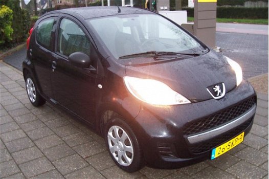 Peugeot 107 - 1.0-12V XR 5 Drs Zwart. Airco. Hogere zit. Leuke km stand.Apk 19-10-2020 - 1