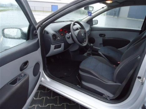 Renault Clio - 1.2-16V RN bouwjaar 2006 (( nette auto )) - 1