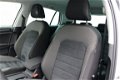 Volkswagen Golf - 1.2 TSI 110PK Highline | Navigatie | Parkeersensoren met achteruitrijcamera | 17 i - 1 - Thumbnail