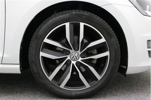 Volkswagen Golf - 1.2 TSI 110PK Highline | Navigatie | Parkeersensoren met achteruitrijcamera | 17 i - 1