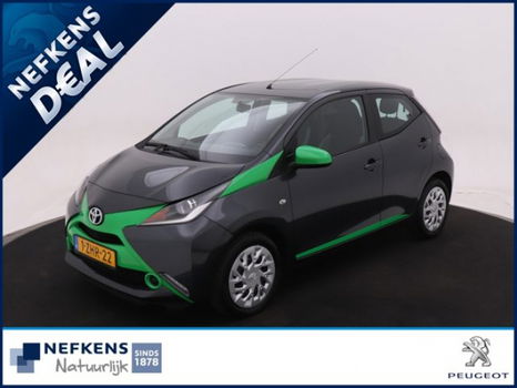 Toyota Aygo - 1.0 VVT-i x-play * AIRCO * CAMERA * BLUETOOTH * GROOT SCHERM * | NEFKENS DEAL | - 1