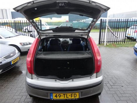 Fiat Punto - 1.2 ELX 5 deurs, NWE APK, AIRCO, electrische ramen en rijd, remt, schakelt nog prima - 1