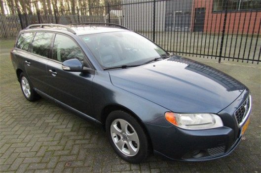 Volvo V70 - 2.0 Momentum LEER/NAVI/DAKRAIL/TREKHAAK - 1