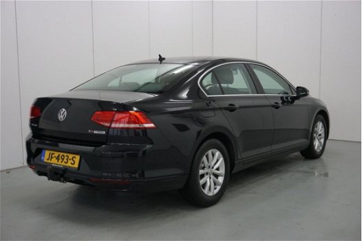 Volkswagen Passat - 1.6 TDI Highline | Navigatie | Parkeersensoren | Trekhaak - 1