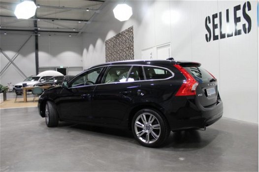 Volvo V60 - 1.6 D2 Momentum | Leder | LM Velgen 18 Ichn | Leder | - 1