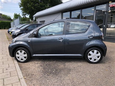 Toyota Aygo - 1.0-12V Cool AIRCO 5 DEURS ELEC RAMEN NIEUWE APK 58DKM METAAL KLEUR - 1