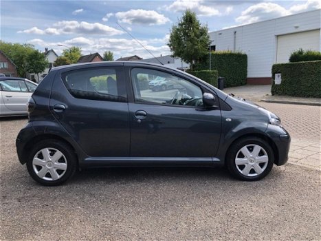 Toyota Aygo - 1.0-12V Cool AIRCO 5 DEURS ELEC RAMEN NIEUWE APK 58DKM METAAL KLEUR - 1