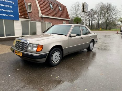 Mercedes-Benz E-klasse - 200 D , automaat 234.000km - 1