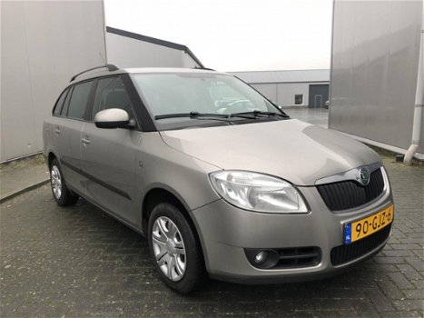 Skoda Fabia - 1.6 16V Ambiente|Automaat|*Airco*|Cruise|NAP|Trekhaak|NL Auto - 1