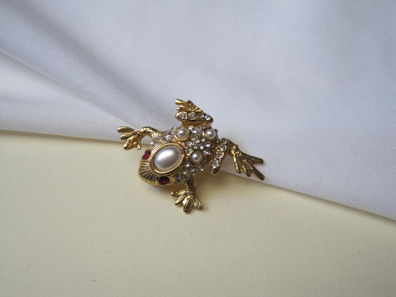 Broche kikker goudkleurig met parelkralen en rijnsteentjes 3.3x3.0 cm - nr. 1