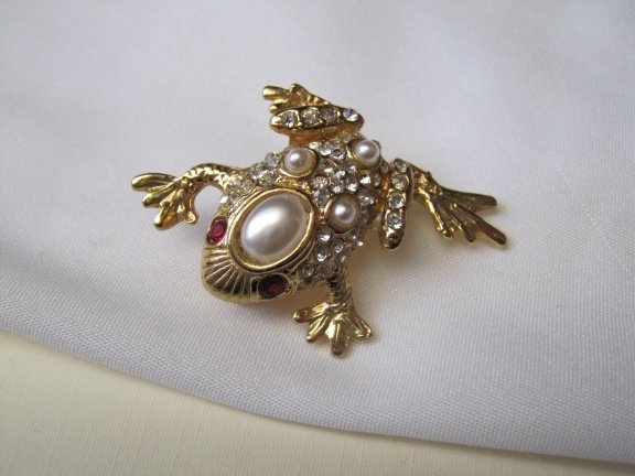Broche kikker goudkleurig met parelkralen en rijnsteentjes 3.3x3.0 cm - Afbeelding 2