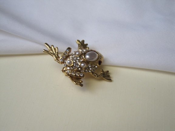 Broche kikker goudkleurig met parelkralen en rijnsteentjes 3.3x3.0 cm - Afbeelding 4