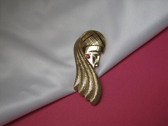 Broche M.Jent goudkleurige mystic dame met rood rijnsteentje oorbel 7.1x3.0 cm. - nr. 1