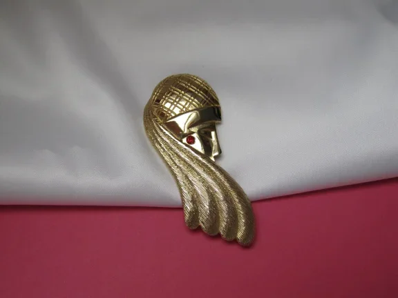 Broche M.Jent goudkleurige mystic dame met rood rijnsteentje oorbel 7.1x3.0 cm. - Afbeelding 2