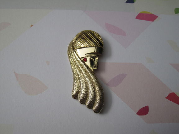 Broche M.Jent goudkleurige mystic dame met rood rijnsteentje oorbel 7.1x3.0 cm. - Afbeelding 2