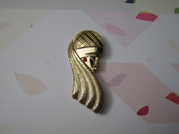 Broche M.Jent goudkleurige mystic dame met rood rijnsteentje oorbel 7.1x3.0 cm. - Afbeelding 3