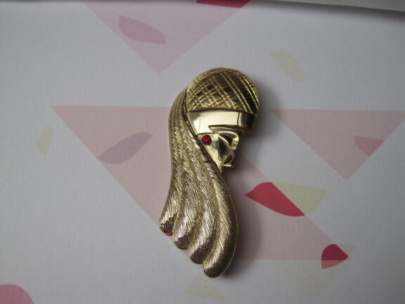 Broche M.Jent goudkleurige mystic dame met rood rijnsteentje oorbel 7.1x3.0 cm. - Afbeelding 4