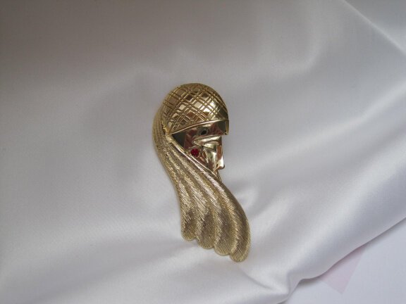 Broche M.Jent goudkleurige mystic dame met rood rijnsteentje oorbel 7.1x3.0 cm. - Afbeelding 5