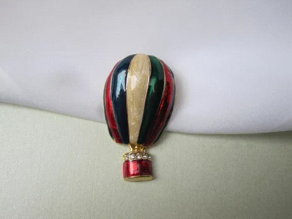 Broche goudkleurige luchtballon met rood groen gemarmerd emaille 5.8x3.2 cm - nr. 1